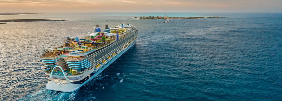 El barco Icon del de Royal Caribbean navegando cerca de la isla privada CocoCay en las Bahamas.