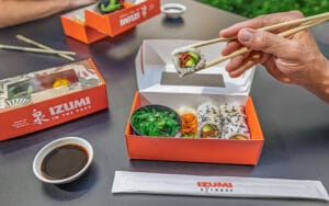 Rollo de sushi fresco servido en la barra japonesa Izumi a bordo del crucero.