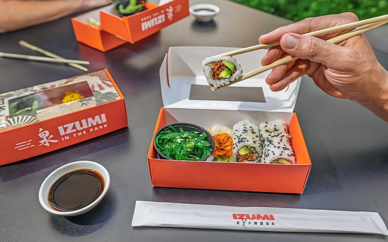 Rollo de sushi fresco servido en la barra japonesa Izumi a bordo del crucero.
