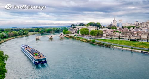 Crucero fluvial de lujo de AmaWaterways navegando por el río Rin.